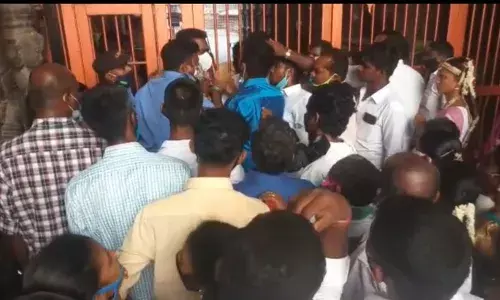 ஊரடங்கு உத்தரவால், மணமக்களுக்கு கோவிலுக்குள் அனுமதி மறுப்பு.