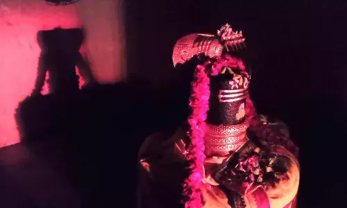 காரைகுறிச்சி லிங்கத்தின் மேல் சூரிய ஒளி படும் காட்சி