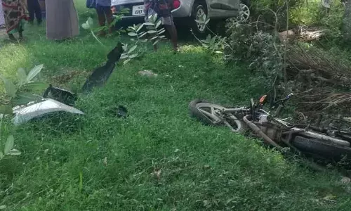 பட்டுக்கோட்டை அருகே சாலை விபத்தில் மனைவி கண்முன்னே கணவன் பலி