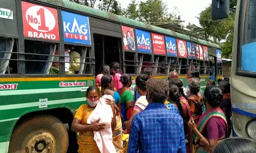 பேருந்துகளில் முந்திக்கொண்டு ஏறும் பொதுமக்கள்