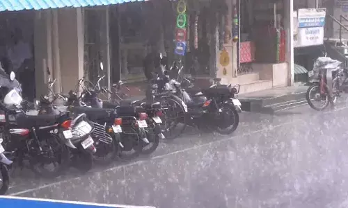 கரூரை குளிர்வித்த மழை...  சூரியனின் சூடு தணிந்தது!