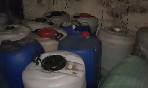 மண்ணில் புதைத்து வைத்த சாராயம். போலீசார் பறிமுதல்