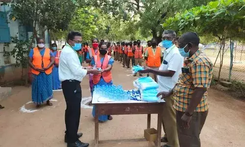 தூய்மைப்பணியாளர்களுக்கு நோய் தடுப்பு பொருட்கள் வழங்கல்