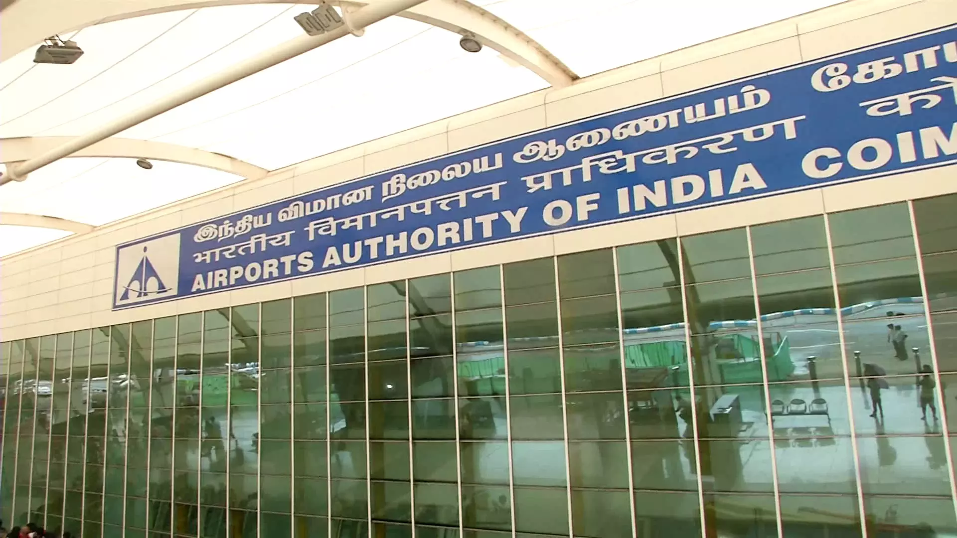 தோட்டாக்களுடன் விமான நிலையம் வந்த பயணி- கோவையில் பரபரப்பு தோட்டாக்களுடன் விமான நிலையம் வந்த பயணி- கோவையில் பரபரப்பு