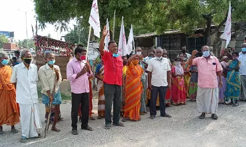 55 வயதுக்கு மேல் நூறுநாள் வேலை இல்லை என்ற அரசாணையை கண்டித்து ஆர்ப்பாட்டம்