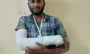 ரவுடிகளாக மாற 2 வாலிபர்களை கத்தியால் குத்திய 4 பேர் கைது ரவுடிகளாக மாற 2 வாலிபர்களை கத்தியால் குத்திய 4 பேர் கைது