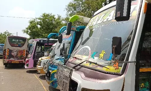 வறுமையில் வாடும் சுற்றுலா டிராவல்ஸ் ஓட்டுனர்கள்