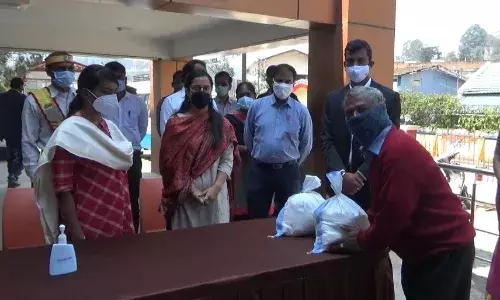 உதகையில் சுற்றுலா வழிகாட்டிகளுக்கு நிவாரண உதவி