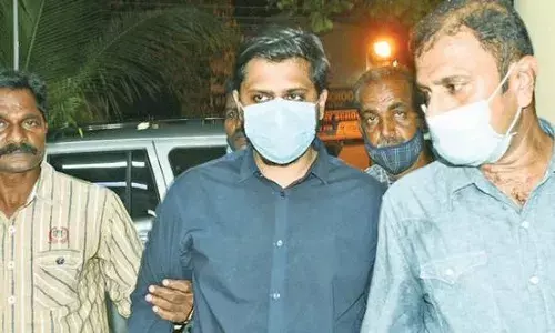 அதிக விலைக்கு விற்பனை செய்ய  ரெம்டெசிவிர் பதுக்கிய மருத்துவர் கைது அதிக விலைக்கு விற்பனை செய்ய  ரெம்டெசிவிர் பதுக்கிய மருத்துவர் கைது