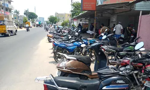 தொடர் விடுமுறை காரணமாக வங்கிகளில் அலைமோதும் மக்கள்
