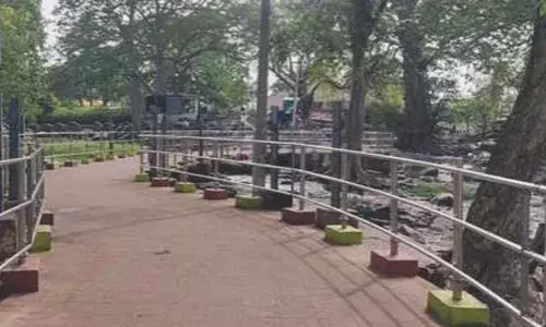 சுற்றுலா பயணிகளுக்கு தடை: வெறிச்சோடிய ஒகேனக்கல்.!
