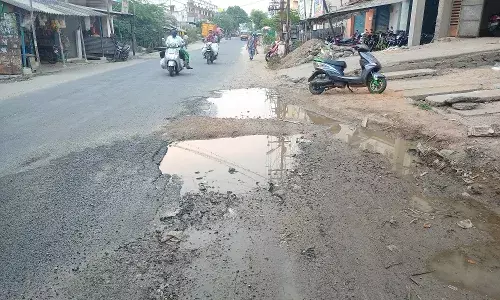 விபத்து ஏற்படுத்தும் பள்ளிப்பாளையம் சாலை... சீரமைக்காததால் மக்கள் கவலை