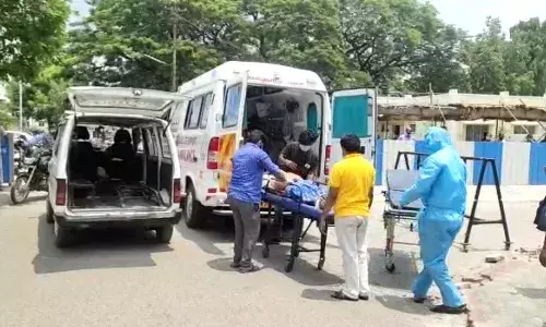 கொரோனா நோயாளிகள் ஆம்புலன்சில் சிகிச்சை பெறும் அவலம்..!