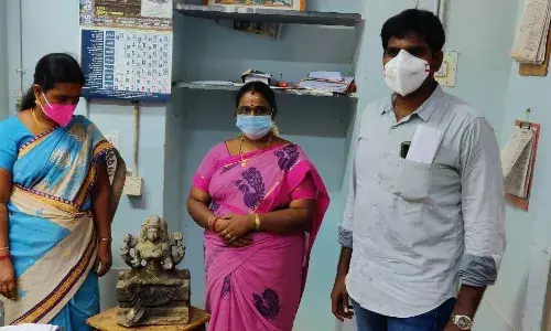 சாலையில் வீசப்பட்ட பழமையான கற்சிலை.