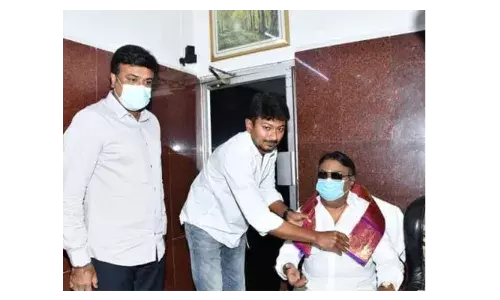 தேமுதிக தலைவர் விஜயகாந்த், உதயநிதி ஸ்டாலின் சந்திப்பு