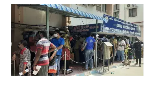கீழ்ப்பாக்கத்தில் ரெம்டெசிவிர் வாங்க அலை மோதும் மக்கள் கூட்டம்