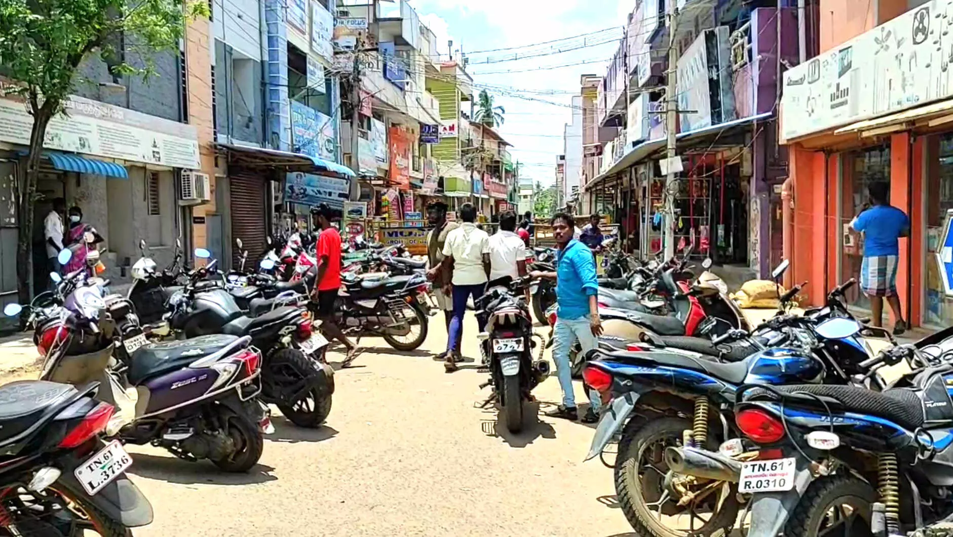 வங்கிகளுக்கு முன்பு மக்கள் கூட்டத்தை உடனடியாக கலைத்த நகராட்சி நிர்வாகம் வங்கிகளுக்கு முன்பு மக்கள் கூட்டத்தை உடனடியாக கலைத்த நகராட்சி நிர்வாகம்
