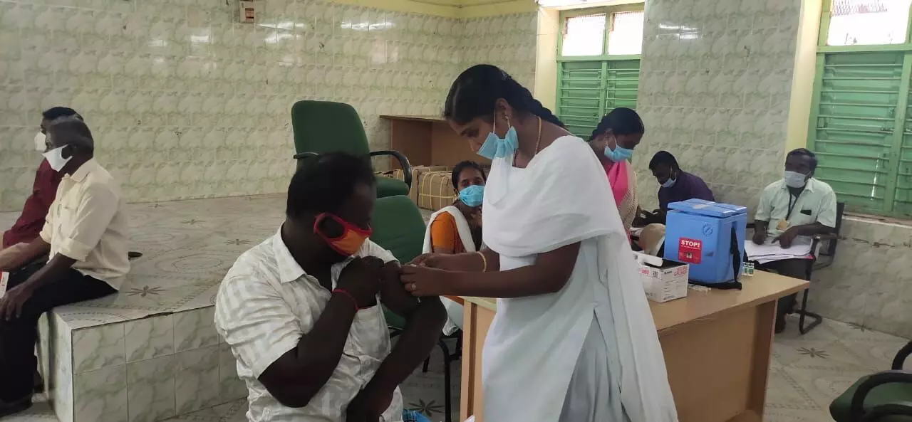 ஈரோடு மாவட்டத்தில் இதுவரை 1.37 லட்சம் பேருக்கு கொரோனா தடுப்பூசி ஈரோடு மாவட்டத்தில் இதுவரை 1.37 லட்சம் பேருக்கு கொரோனா தடுப்பூசி