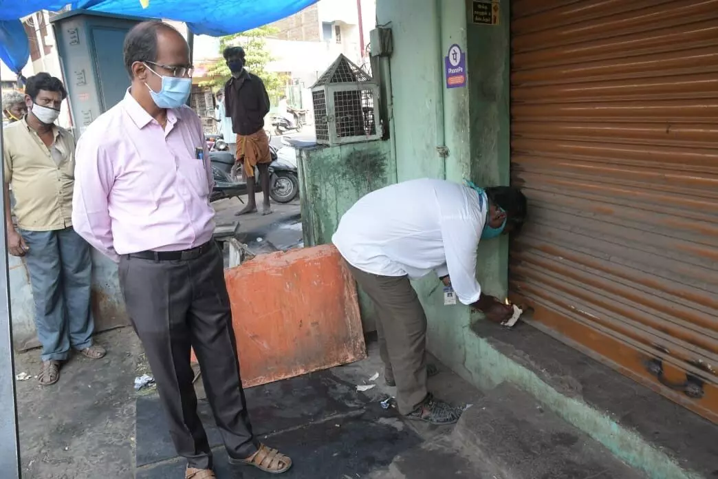 ஈரோடு மாநகரில் கொரோனா விதிமீறல்: ஒரே நாளில் ரூ.25ஆயிரம் அபராதம் ஈரோடு மாநகரில் கொரோனா விதிமீறல்: ஒரே நாளில் ரூ.25ஆயிரம் அபராதம்