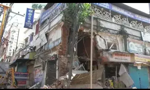 மதுரையில் பழமையான கட்டிடம் இடிந்து விழுந்தது