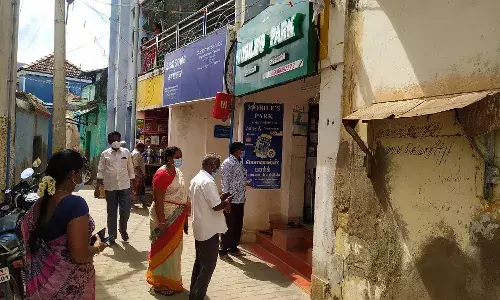 சிவகங்கையில் திறந்த கடைகளுக்கு நகராட்சி அதிகாரிகள் எச்சரிக்கை