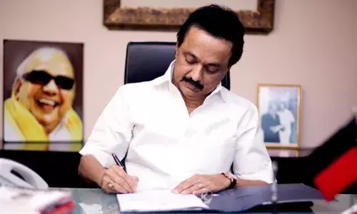 5 தேர்தல் வாக்குறுதிகளை நிறைவேற்றி கையெழுத்திட்டார் மு.க.ஸ்டாலின்.!