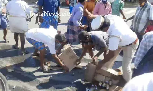 சிதறிய மது பாட்டில்கள்: அள்ளிச் சென்ற மக்கள்