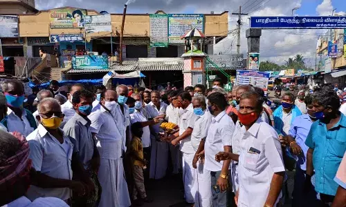 விளாத்திகுளத்தில் திமுகவினர் இனிப்புகள் வழங்கி கொண்டாட்டம்