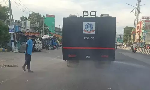 விழுப்புரத்தில் போலீஸ் வாகனம் மூலம் கிருமிநாசினி தெளிப்பு