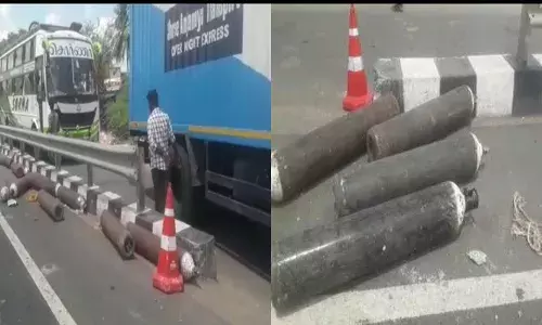 உயிர் காக்கும் சிலிண்டர் ஏற்றி சென்ற லாரி கவிழ்ந்தது