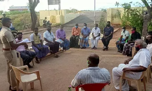 வணிகர்களுக்கு ஊரடங்கு நெறிமுறைகள் குறித்து   விளாத்திகுளம் டிஎஸ்பி விளக்கம்