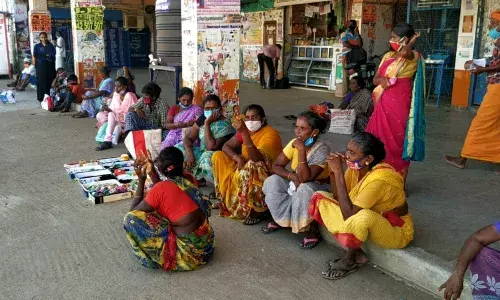 சிவகங்கை பேருந்து நிலையத்தில் காணாமல் போன  இருக்கைகள்.