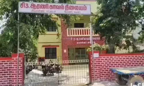மின் கம்பத்தில் பைக் மோதிய விபத்து  கொத்தனார் பலி