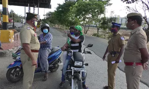 ஊரடங்கை மீறி வெளியில் சுற்றியவர்களை எச்சரித்து அனுப்பிய போலீசார்