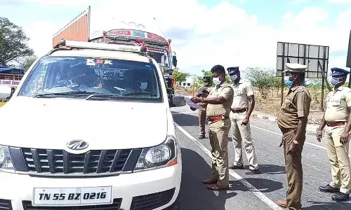 சுங்கச்சாவடியில் போலீசார் கண்காணிப்பு