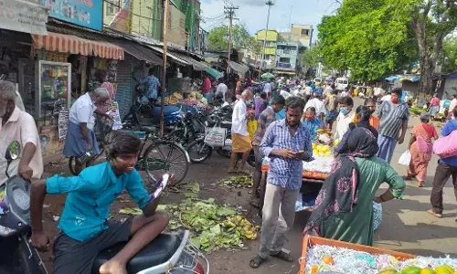 முழு முடக்கத்தை மீறி மார்க்கெட் பகுதியில் பொதுமக்கள் கூட்டம் .