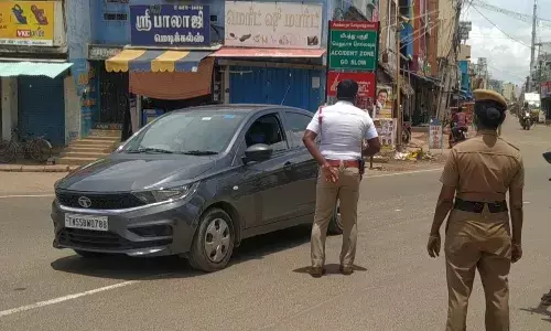 ஊரடங்கை மீறியவர்களை எச்சரித்த காவல்துறையினர்.