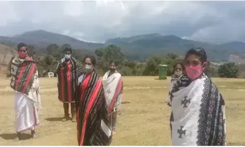 உதகையில் கொரோனா விழிப்புணர்வு பணியில் பழங்குடியினர்!