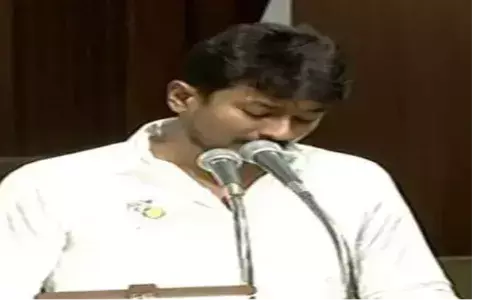 தமிழக சட்டப்பேரவையில் முதன்முதலாக எம்எல்ஏவாக பொறுப்பேற்றார் உதயநிதி ஸ்டாலின்...