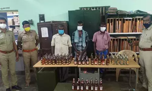 முறப்பநாடு அருகே மது விற்ற 5 பேர் கைது முறப்பநாடு அருகே மது விற்ற 5 பேர் கைது