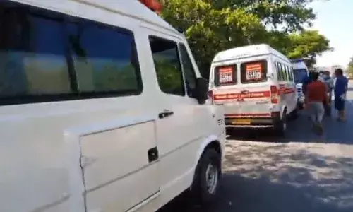 வரிசையில் காத்திருக்கும் ஆம்புலன்ஸ்கள்...