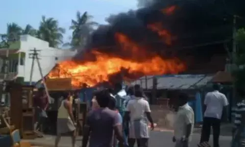 மின் கசிவு காரணமாக மரக்கடை எரிந்து சேதம்