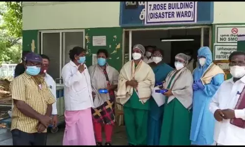 உலக செவிலியர் தினம்: மயிலாடுதுறை   அரசு ஆஸ்பத்திரியில் நர்ஸ்களுக்கு மரியாதை