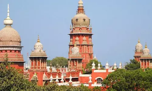 மருத்துவமனைகளில் இருந்து தடுப்பூசி மையங்களை அகற்ற வேண்டும் என்று சென்னை உயர்நீதி மன்றம் உத்தரவிட்டுள்ளது.