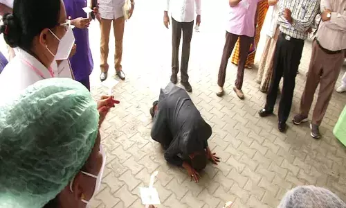 நீங்களே கடவுள் :கொரோனா பணி  செவிலியர்கள் கால்களில் விழுந்து உருக்கம்