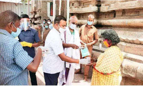 ஸ்ரீரங்கம் அரங்கநாதர் கோவில் சார்பில்  முககவசம், கபசுர குடிநீர், உணவு