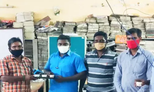 அதிகாரிகளுக்கு கபசுர குடிநீர் வழங்கிய பண்ருட்டி அரசு பள்ளி மாணவர்கள்