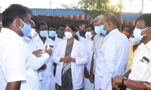 அரசு மருத்துவமனையில் ஆட்சியருடன் ஆய்வு மேற்கொண்ட அமைச்சர்.