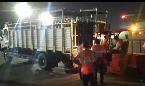 சிங்கப்பூரிலிருந்து சென்னை விமானநிலையம் வந்த காலி ஆக்ஜிஸசன் சிலிண்டா்கள்