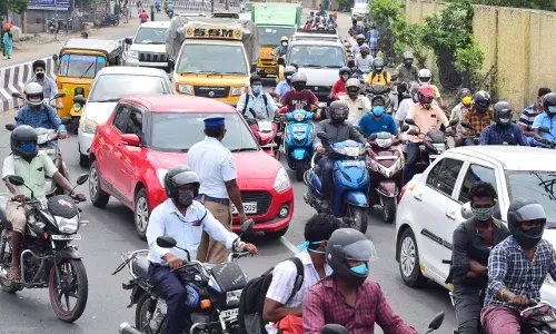 ஊரடங்கிலும்  திருச்சி அண்ணா சிலையில் வாகன நெரிசல்
